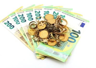 Gold, Schmuck und Goldmünzen Haufen auf Geldscheinen