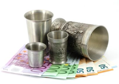 4 Zinnbecher in unterschiedlichen Größen auf Euro Geldscheinen