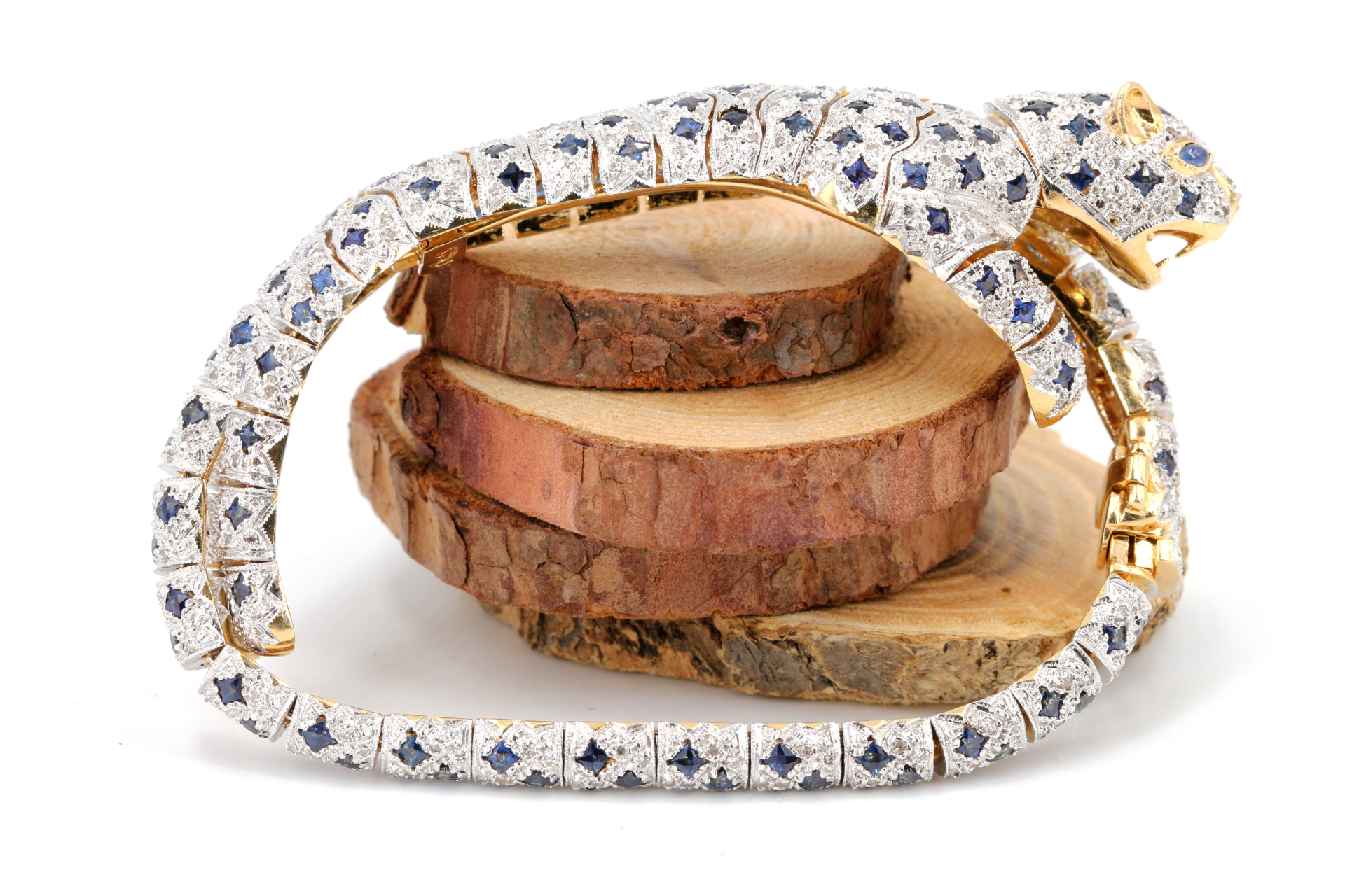 Panther Goldarmband mit transparenten Diamanten und blauen Saphiren.